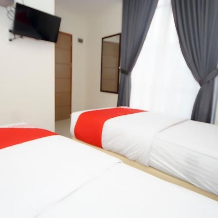 Oyo 251 The Maximus Inn Hotel Палембанг Екстериор снимка